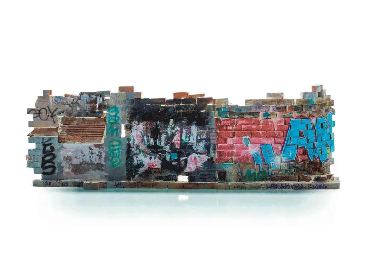 Lord Anthony Cahn – Mur vers Pigalle, 21 × 62 × 11,5 cm